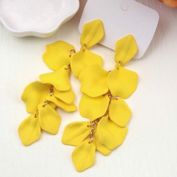 Jewelry - Bright yellow petals dangle earrings